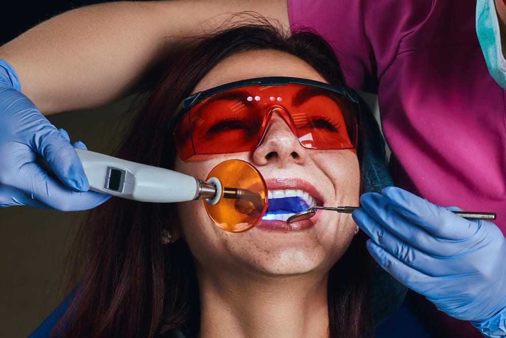 ¿Por qué debes hacerte el blanqueamiento dental en una clínica?